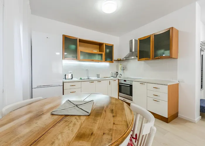 Sophie Downtown By Pikhost *