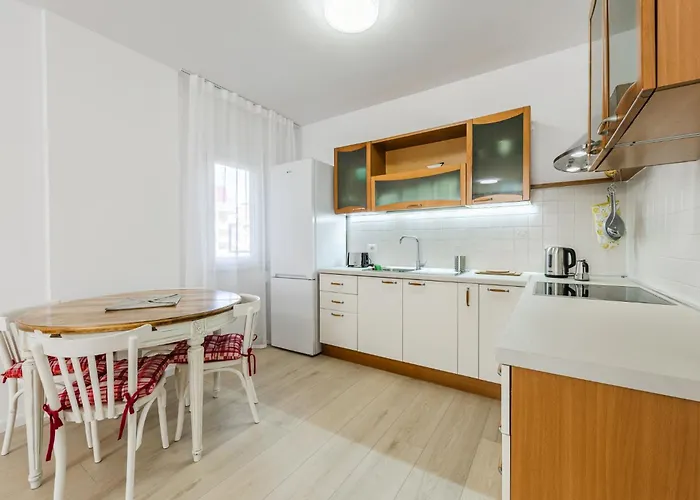 Sophie Downtown By Pikhost * ティラナ