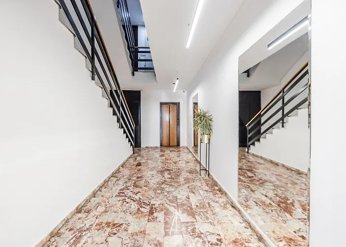 Sophie Downtown By Pikhost ティラナ